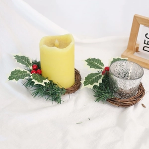 Ensemble bougeoir de Noël avec couronnes de baies rouges et coupe en verre argenté