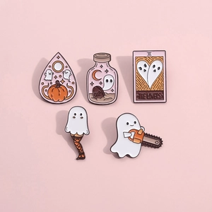 Lot de cinq pin's d'Halloween en émail avec fantômes cartoon et style punk sur fond rose