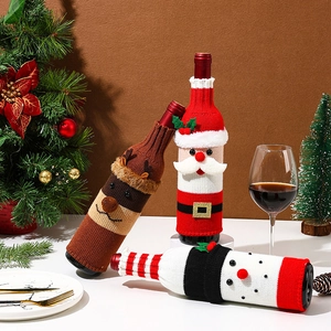 Détails de la maille des couvre-bouteilles de Noël : Père Noël, renne et bonhomme de neige