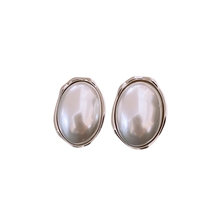 French retro oval faux pearl earrings with irregular silver metal wavy frame details