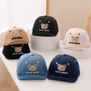 Casquettes de bébé en coton à bord souple avec broderie ours en six couleurs variées