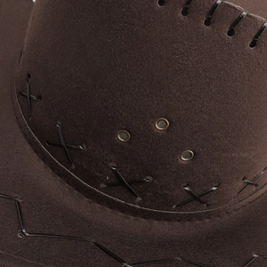 Dettaglio macro del cappello da cowboy marrone con fori di sfiato e cuciture in pelle