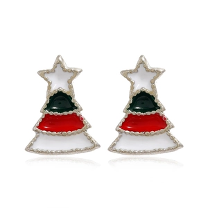 Détail de boucles d'oreilles sapin de Noël avec émail coloré et bordures dorées