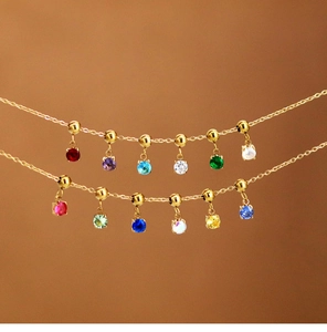 Detailweergave van mini 18K gouden dierenriem hangers met kleurrijke zirkoon kristallen