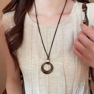 Collier bohème avec pendentif géométrique en acrylique et détails de perles marron