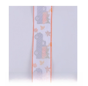 Détail macro du ruban blanc de récolte avec couture orange et motifs de camions à citrouilles