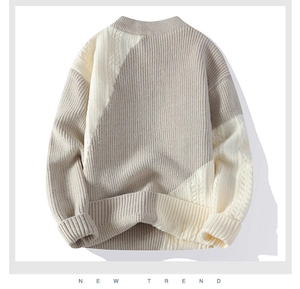 Nahaufnahme der Strickstruktur des Herren-Langarmpullovers mit beigem Color-Block-Design