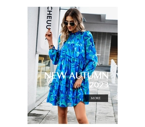 Détail de la robe à fleurs bleu-vert avec jupe à volants et ourlet à étages