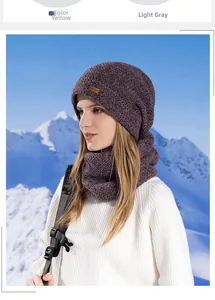 Détail du bonnet en tricot et tour de cou chaud avec texture épaisse sur fond de montagne