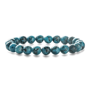 Gros plan de perles en pierre naturelle bleue de 8 à 10 mm avec texture sur bracelet élastique