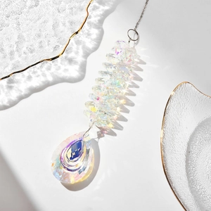 Dettaglio dell'acchiappasole in cristallo K9 con perle sfaccettate e riflessi arcobaleno