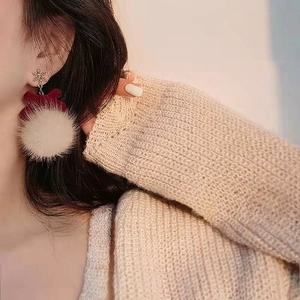 Boucles d'oreilles nœud rouge d'hiver avec flocon de neige et pompon en fourrure blanc