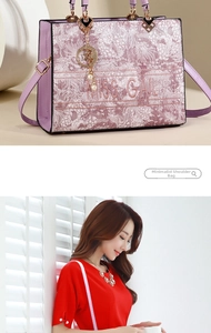 Dettaglio borsa tote viola ricamata con motivi floreali e ciondolo a forma di stella