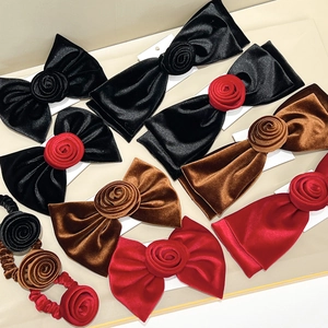 Barrettes et chouchous en velours avec roses en rouge, noir et marron pour femmes