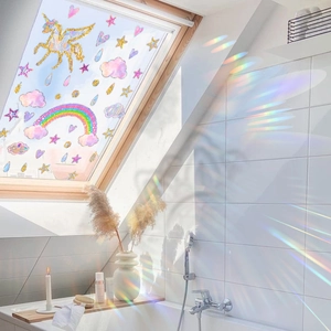 Adesivo per finestre con unicorno arcobaleno che crea riflessi colorati sulla parete al sole