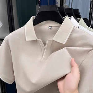 Detailaufnahme der Elastizität und atmungsaktiven Piqué-Baumwolltextur des beigen Polo-Shirts