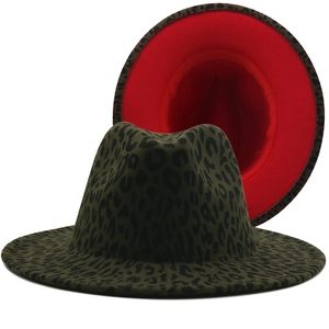 Dettaglio del cappello fedora leopardato con fodera interna rossa a contrasto