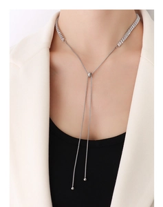 Dettaglio della collana lariat a Y argentata con pietra preziosa a taglio baguette