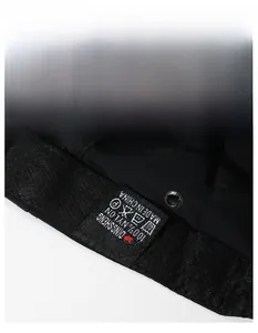 Dettaglio del cappellino sportivo in nylon con fascia antisudore e fori di ventilazione