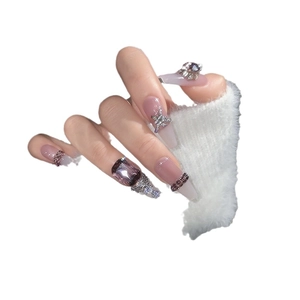 Unghie finte di lusso con gemma viola, fiocchi d'argento e sfumatura stile francese