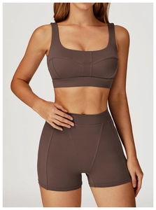 Dettaglio del reggiseno sportivo marrone cacao e pantaloncini a vita alta con cuciture