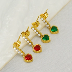 Goldene Herzohrringe mit roten und grünen Edelsteinen und weißen Perlen für Damen