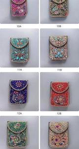 Grille détaillée de sacs à bandoulière bohèmes perlés aux motifs de fleurs et de papillons