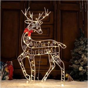 Detail der weißen Rentier-LED-Leuchte mit Merry-Christmas-Ausschnitt und roter Schleife