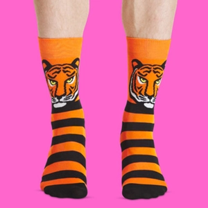 Halfhoge katoenen sokken met oranje en zwarte strepen en een tijger jacquard patroon
