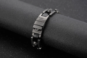 Dettaglio del bracciale vintage con teschio in acciaio inossidabile anticato e pelle