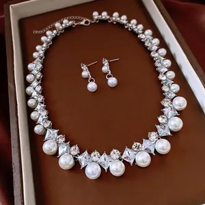 Luxuriöses Schmuckset mit Perlen und Diamanten, Halskette und Ohrringe in Geschenkbox