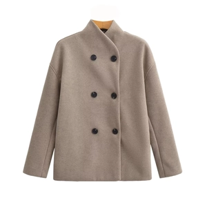 Détail du manteau en laine à double boutonnage montrant la texture et les boutons