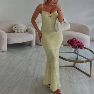 Détail de la robe longue vert clair avec tissu texturé 3D et anneau métallique doré