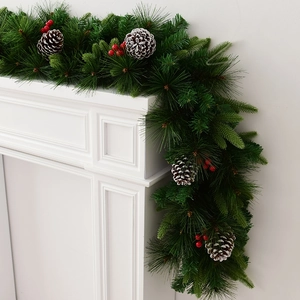 60cm Weihnachtsgirlande mit verschneiten Zapfen und roten Beeren am Kamin dekoriert