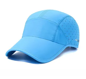 Détail de la casquette séchage rapide bleu ciel avec panneaux latéraux perforés laser