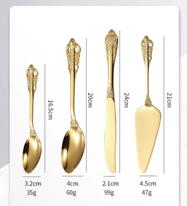 Detail van vintage gouden 304 rvs bestekset met reliëf handgrepen en afmetingen van de items