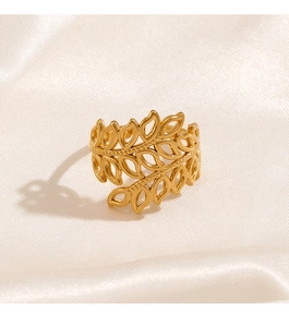 Nahaufnahme des goldenen Blattrings auf weißer Seide mit 18K Vergoldung und feinen Details