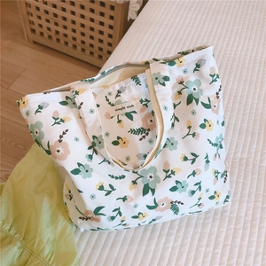 Détail d'un sac cabas en coton fleuri montrant l'étiquette simple wish et le tissu doux