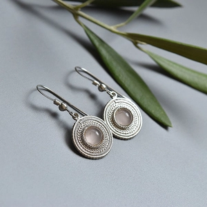 Eleganti orecchini in argento con pietre di opale rosa e dettagli in metallo intrecciato