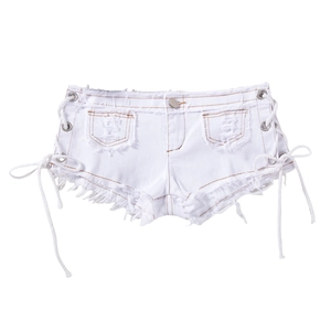 Dettaglio di pantaloncini di denim bianco con lacci laterali e orli sfrangiati a vivo