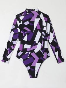 Détail du maillot de bain une pièce à manches longues avec motifs géométriques violets et col haut