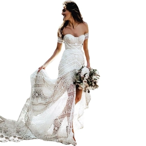 Elegante abito da sposa a sirena in pizzo bianco con scollo a cuore e ricami floreali