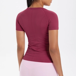 Dettaglio retro della maglietta sportiva bordeaux con trama mesh ergonomica e fit