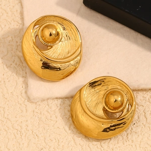 Orecchini a perno in acciaio placcati oro 18K con motivo a vortice e perlina in metallo