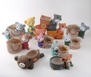 Collezione dettagliata di vasi creativi in resina per succulente in varie forme di animali