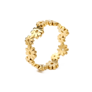 Golden 18k plated daisy cutout ring featuring a sleek minimalist flower chain design