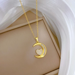 Lussuosa collana dorata con ciondolo a luna e cuore con scintillanti zirconi cubici