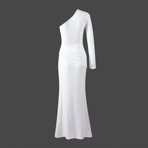 Détail d'une robe longue blanche à une épaule avec manche longue et coupe ajustée élégante