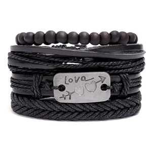 Détail d'un bracelet multicouche en cuir avec plaque Love gravée et des perles noires