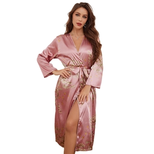 Elegante vestaglia in raso da donna con stampa floreale, maniche lunghe e cintura rosa